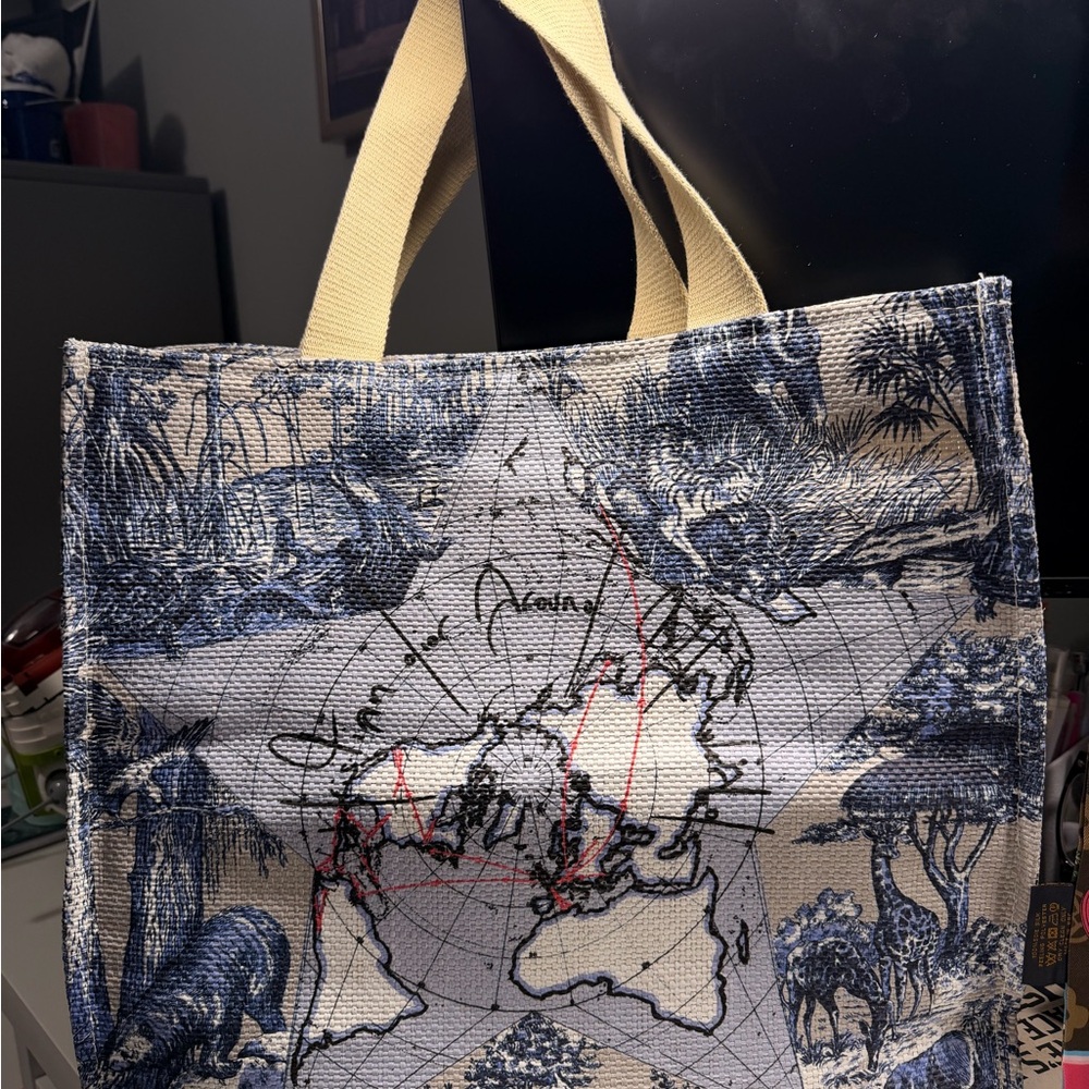 💙❤️ Christian Dior Around the World Tote - Picture 2 of 2